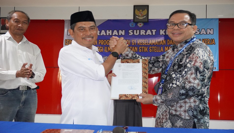 Penyerahan SK izin Pembukaan PRODI K3 - STIK Stella Maris Makassar